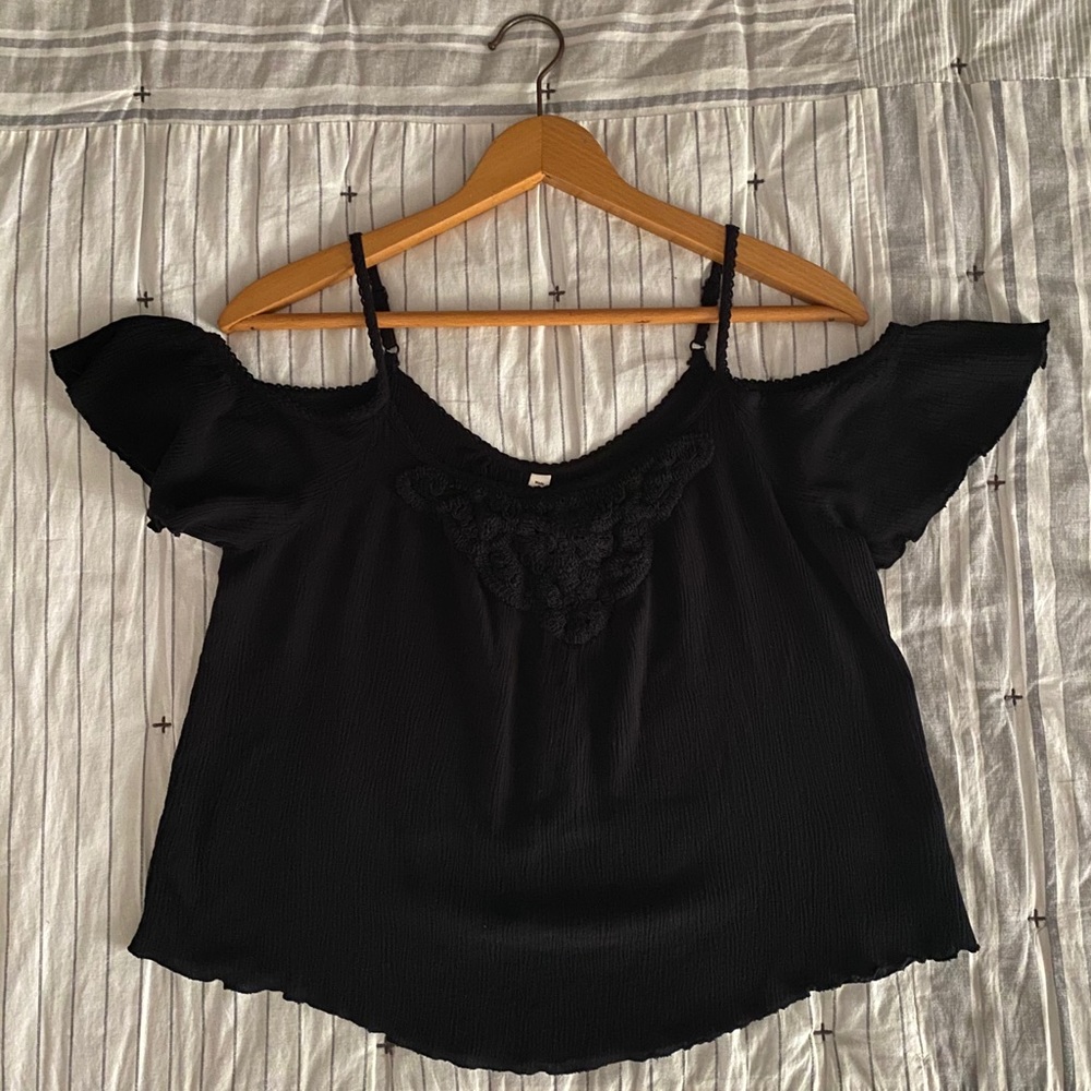 🖤NWOT - Mudd Cold Shoulder Crepe CropTop Size M🖤